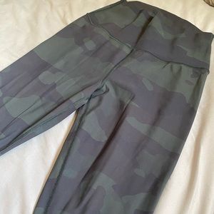 Alo yoga green camo vapor leggings